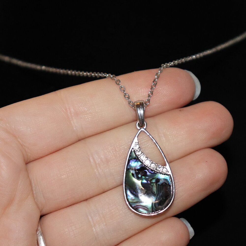 Beautiful silver, rhinestone and shell necklace 18-20"
